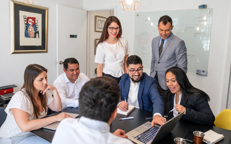 Equipo de Mi Asesor revisando información y tomando decisiones en conjunto